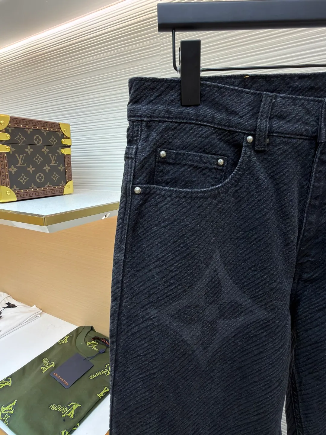 LOUIS VUITTON gradient letter jeans ●Original version: purchased and developed by 17726 ●Item number: 1680830-B45 ●Fabric: denim fabric ●Technology: Tie-dye process ●Version: fitted version ●Weight: about 710 grams ●Size: 30-32-34-36 ●Description: The tie-dye process interprets the dreamy colors of the Northern Lights. It is not only fashionable and versatile, but also enhances the aura and becomes the focus of attention. It can be matched with the same style to create a fashionable look and control various occasions. The overall wiring is straight and delicate, the fabric is comfortable and soft, and the color is consistent without color difference. It can be matched with the same style to create a fashionable look and control various occasions. Customized accessories, complete with three standards, same style for men and women!